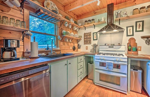 West Dover Cabin | Game Room & Hot Tub: Pet-Friendly Mount Snow Gem
