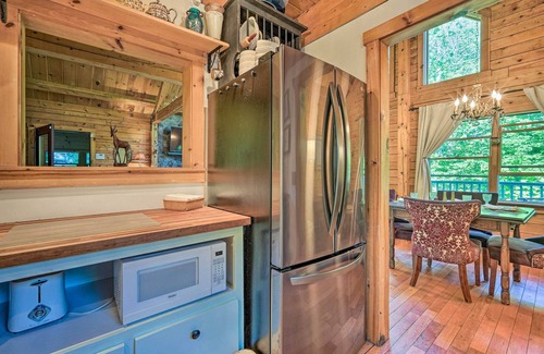 West Dover Cabin | Game Room & Hot Tub: Pet-Friendly Mount Snow Gem
