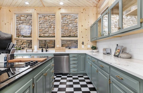 Seven Devils Cabin | Game Room, Hot Tub, Pet-Friendly, Fire-pit, Views on 3-Acres in Seven Devils
