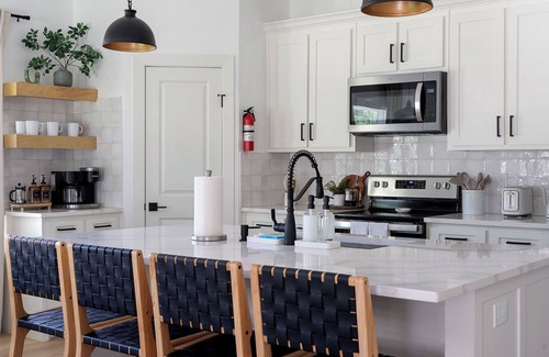 Denison House | Game Room|Mini Golf|Fire Pit|Covered Patio & Grill