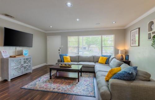 Medical Center District House | Game Room, Pool & Fire Pit At The Medical Center