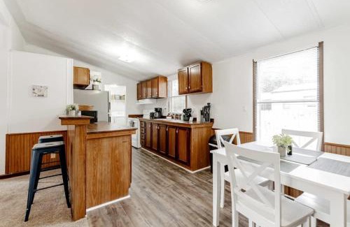 Columbia House | Gamecock Roost- 15mins to Downtown- Back unit