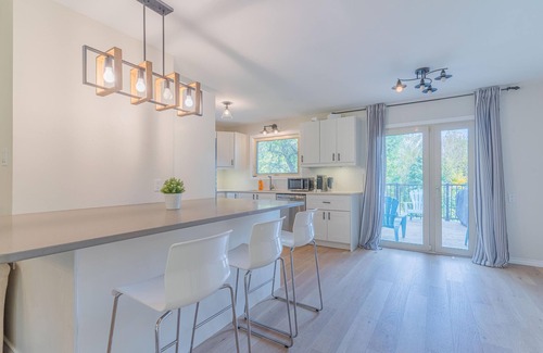 Lakefield House | Games+BBQ+Firepit+sleep 8+4 beds near Downtown