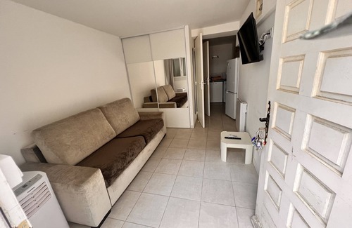 Le Grand Large Apartment | Gamine: Ground floor studio parking at the back of a small building on the South Waterfront