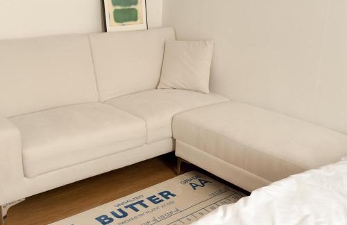 Nonhyeon-dong Apartment | Gangnam 23, 3 minutes walk from Sinnonhyeon Station, airport bus, 1st floor, emotional accommodation, sleeps 5, Netflix, WiFi