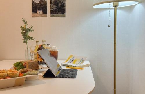 Nonhyeon-dong Apartment | Gangnam 23, 3 minutes walk from Sinnonhyeon Station, airport bus, 1st floor, emotional accommodation, sleeps 5, Netflix, WiFi