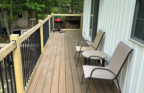 Narragansett Apartment | Gansett Getaway 3 Miles From the Town Beach!