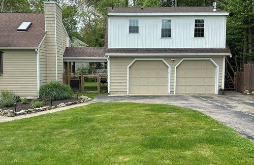 Narragansett Apartment | Gansett Getaway 3 Miles From the Town Beach!