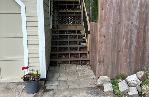 Narragansett Apartment | Gansett Getaway 3 Miles From the Town Beach!