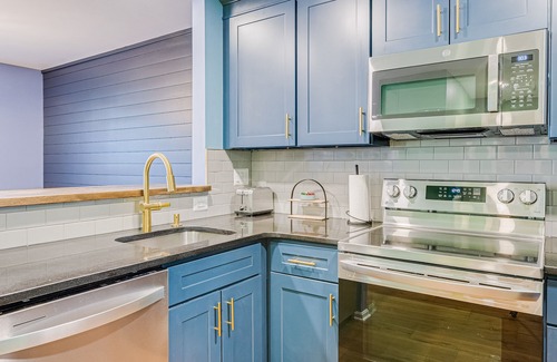 Columbia House | Garage & Deck. 5 Mins to 95. Meriwether-7 mins. Baltimore-20 mins. DC-30 mins.