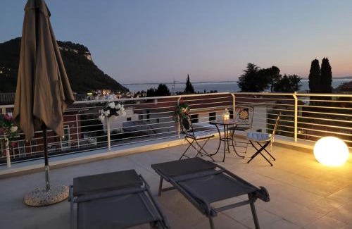Garda Apartment | Garda view - Nuovo appartamento con solarium vista lago
