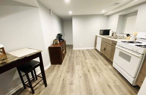 Chicago Apartment | Garden 1BR Condo W/Free Parking & Comfy Double Bed