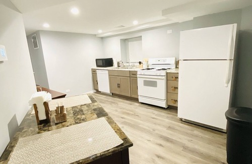 Chicago Apartment | Garden 1BR Condo W/Free Parking & Comfy Double Bed