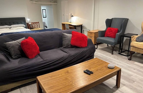Rogers Park Apartment | Garden 2-bedroom Unit 1 Block from the Lake and Public Transportation + Wifi
