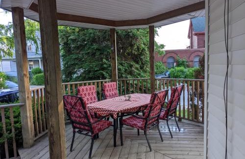 Downtown Niagara Falls House | Garden 2 Storey House