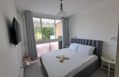Caesarea Apartment | Garden apartment in Neot Golf, with sea view