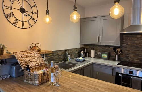 Southsea Apartment | Garden apt - Beach at end of Road Private Parking