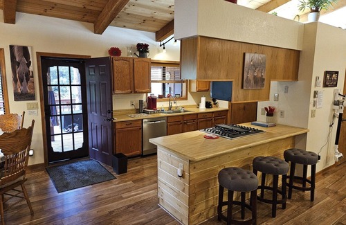 Pinetop Cabin | Garden Cabin with Fenced Yard and AC