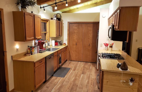 Pinetop Cabin | Garden Cabin with Fenced Yard and AC