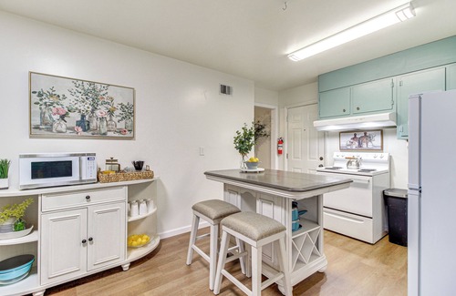 Garden City House | Garden City Home w/Screened Porch: Near Savannah!