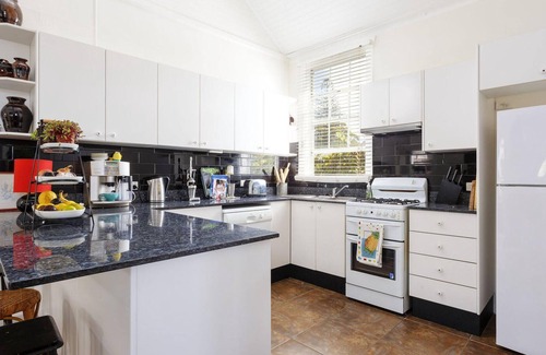 Tea Gardens Cottage | Garden Cottage - 40B Witt Street