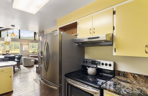 Newport House | Garden Cottage Getaway on the Pend Oreille River! Pet-Friendly! Close to Skiing!