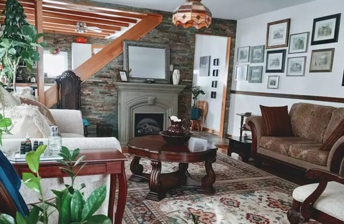 L'Ile-Perrot House | garden cottage/hot tub-20 minutes to downtown