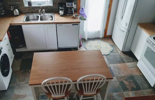 L'Ile-Perrot House | garden cottage/hot tub-20 minutes to downtown