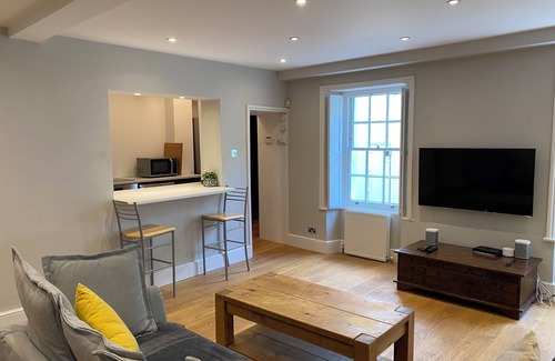 Holland Park Cottage | Garden cottage in the middle of Nottinghill. Walk to great food, tube & shops