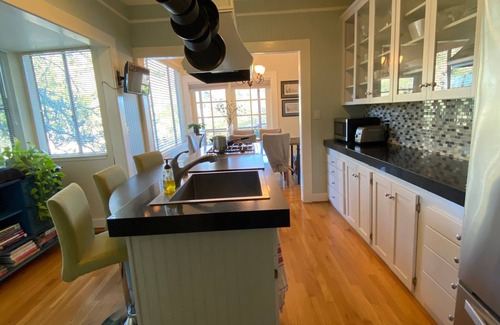Deer Park Cottage | GARDEN COTTAGE OVERLOOKING VINEYARDS AND FOREST