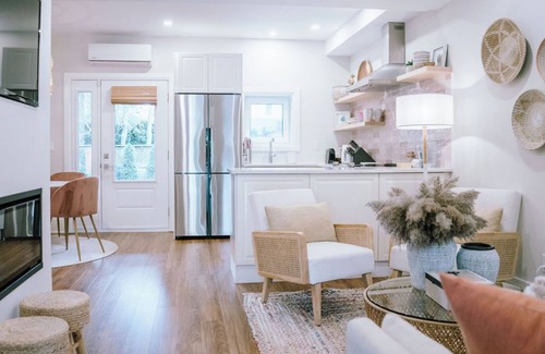 Prince Edward House | Garden Cottage Pet Friendly w/complimentary Sandbanks Park Pass