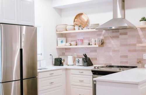 Prince Edward House | Garden Cottage Pet Friendly w/complimentary Sandbanks Park Pass
