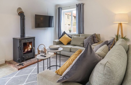 Halstead Cottage | GARDEN COTTAGE - POUND FARM, pet friendly in Great Yeldham