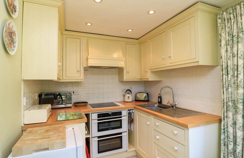 Black Bourton Cottage | GARDEN COTTAGE, romantic, character holiday cottage in Black Bourton