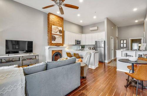 Lower Garden District House | Garden Dist Condo Festival Season Balcony