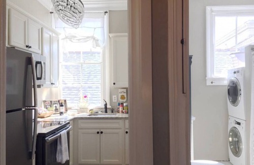 Faubourg Lafayette Apartment | Garden District | Steps to St. Charles Streetcar