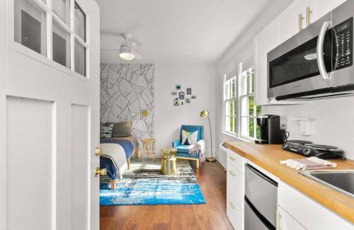 Touro Apartment | Garden District Studio Apartment - Gated Parking