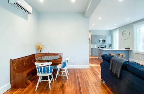 Washington House | Garden Flat at Cedar Haus - Downtown WashMo, Dog-Friendly, Wineries, Fenced Yard