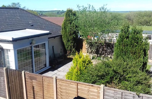 Christchurch Apartment | Garden flat, dog friendly, sleeps 3/4, enclosed garden, parking, level access