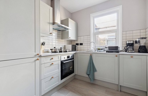 Lea Bridge Apartment | Garden Flat in Leyton | Walk to train | Great for Work & Family | 20% off now