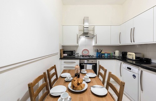 Ealing Apartment | Garden flat near Ealing Broadway