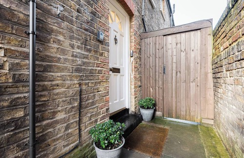 Ealing Apartment | Garden flat near Ealing Broadway