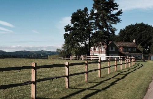 Rogate Apartment | Garden flat near Goodwood with stunning views