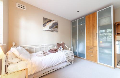 Tudor Apartment | Garden Flat short walk to Kingston & Richmond Park
