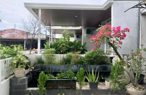 Madiun Villa | Garden Full House