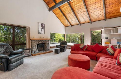 Waipahihi House | Garden Grove - Taupō Holiday Home