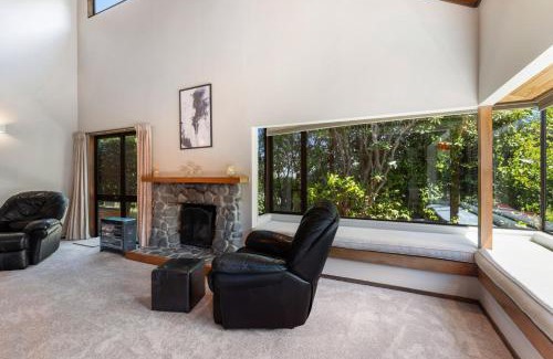 Waipahihi House | Garden Grove - Taupō Holiday Home