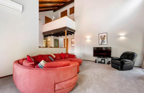 Waipahihi House | Garden Grove - Taupō Holiday Home