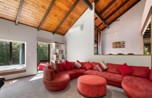 Waipahihi House | Garden Grove - Taupō Holiday Home