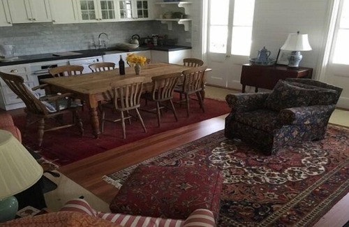 Cambewarra Cottage | Garden Hill Retreat: Beautiful Sandstone Cottage: Swimming pool & Tennis court